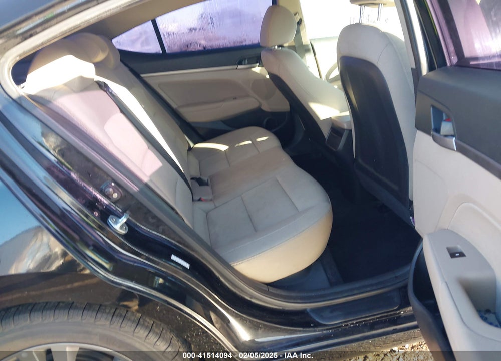 2017 HYUNDAI ELANTRA VIN: KMHD84LF0HU164379