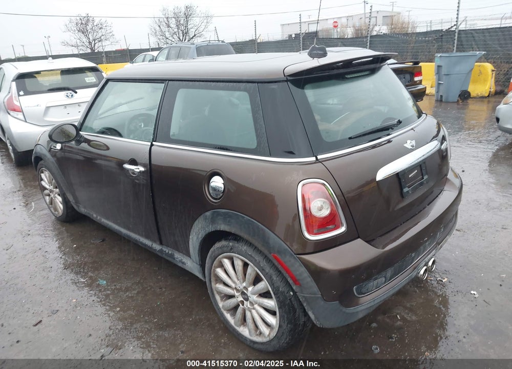 2010 MINI COOPER S VIN: WMWMF7C53ATZ72401