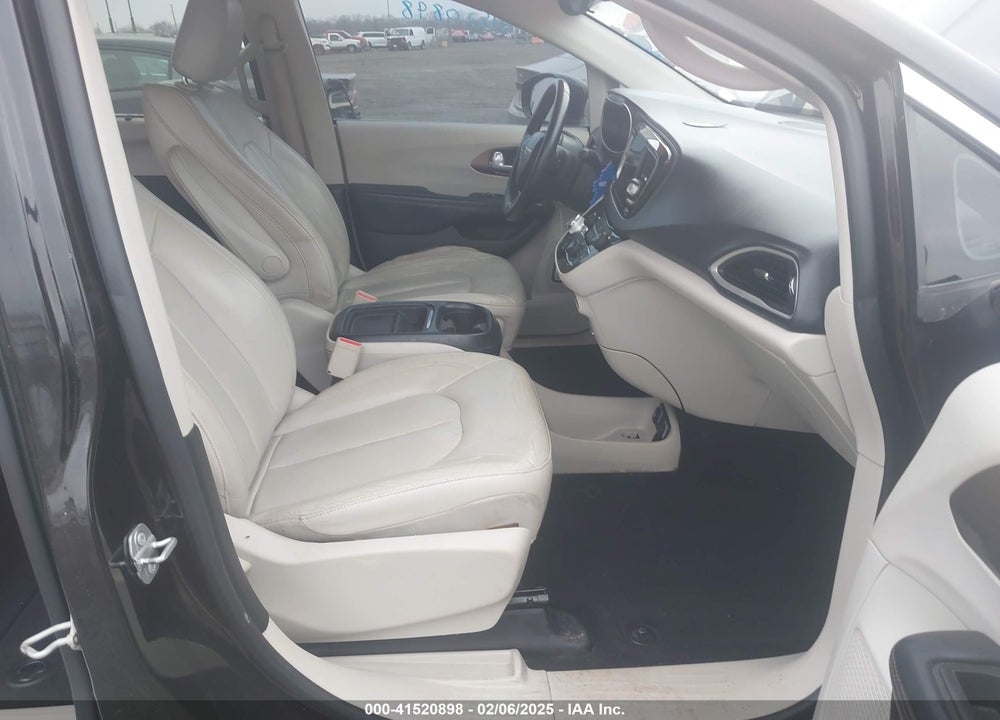 2017 CHRYSLER PACIFICA TOURING L VIN: 2C4RC1BG7HR823637