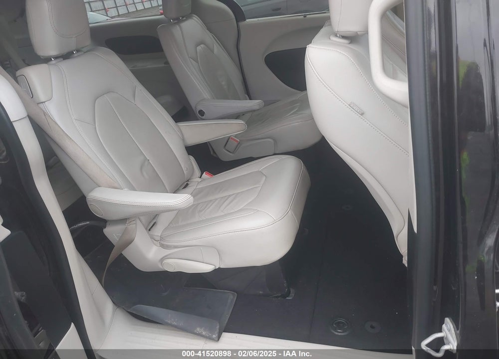2017 CHRYSLER PACIFICA TOURING L VIN: 2C4RC1BG7HR823637