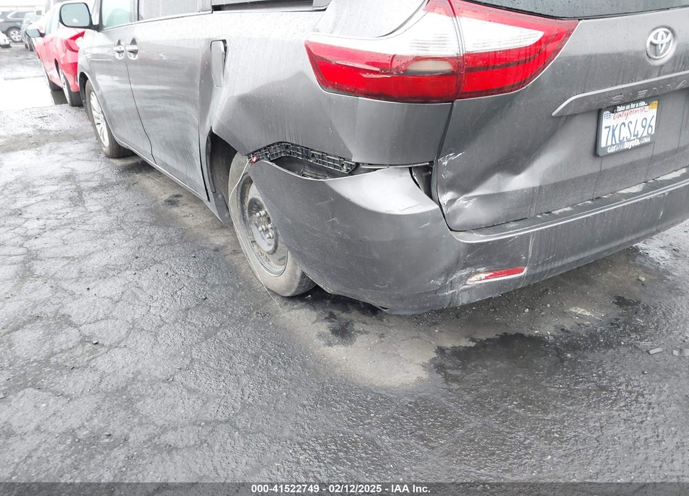 2015 TOYOTA SIENNA XLE 8 PASSENGER VIN: 5TDYK3DC6FS555740