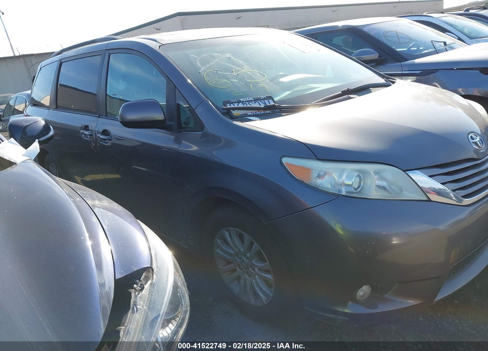 2015 TOYOTA SIENNA XLE 8 PASSENGER VIN: 5TDYK3DC6FS555740