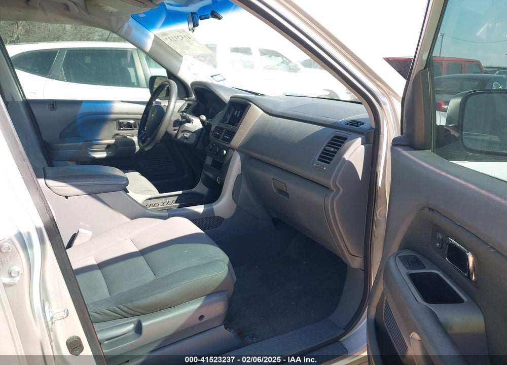 2007 HONDA PILOT LX VIN: 5FNYF281X7B031164