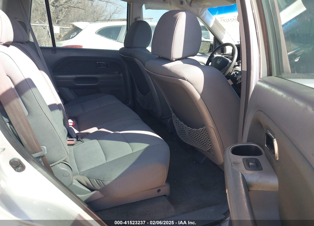 2007 HONDA PILOT LX VIN: 5FNYF281X7B031164