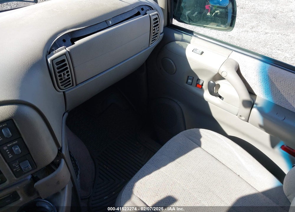 2000 GMC SAFARI SL VIN: 1GKEL19W5YB504011