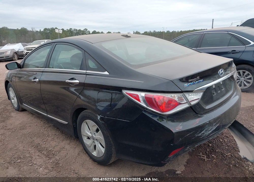 2015 HYUNDAI SONATA HYBRID VIN: KMHEC4A46FA137111