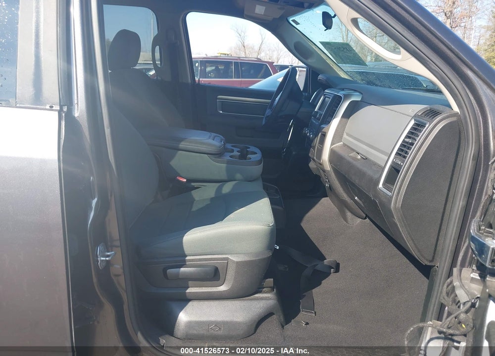 2019 RAM 1500 CLASSIC VIN: 1C6RR6TT3KS514526
