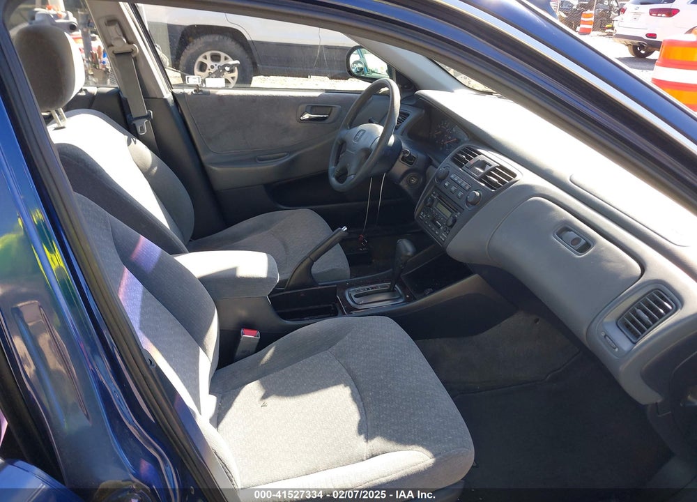 2002 HONDA ACCORD 2.3 VP VIN: 1HGCF86682A157585