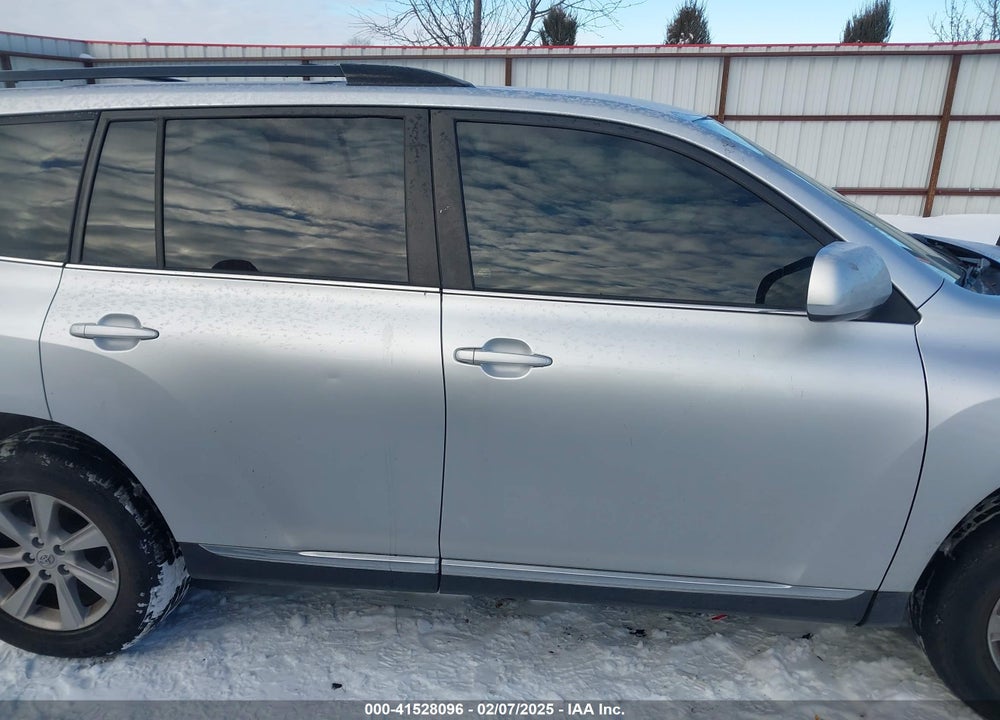 2011 TOYOTA HIGHLANDER SE VIN: 5TDBK3EHXBS055431