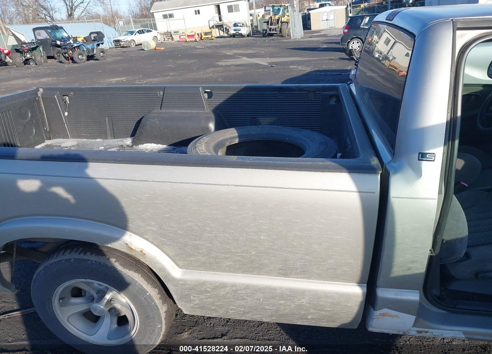 2002 CHEVROLET S-10 LS VIN: 1GCCS14WX28230659