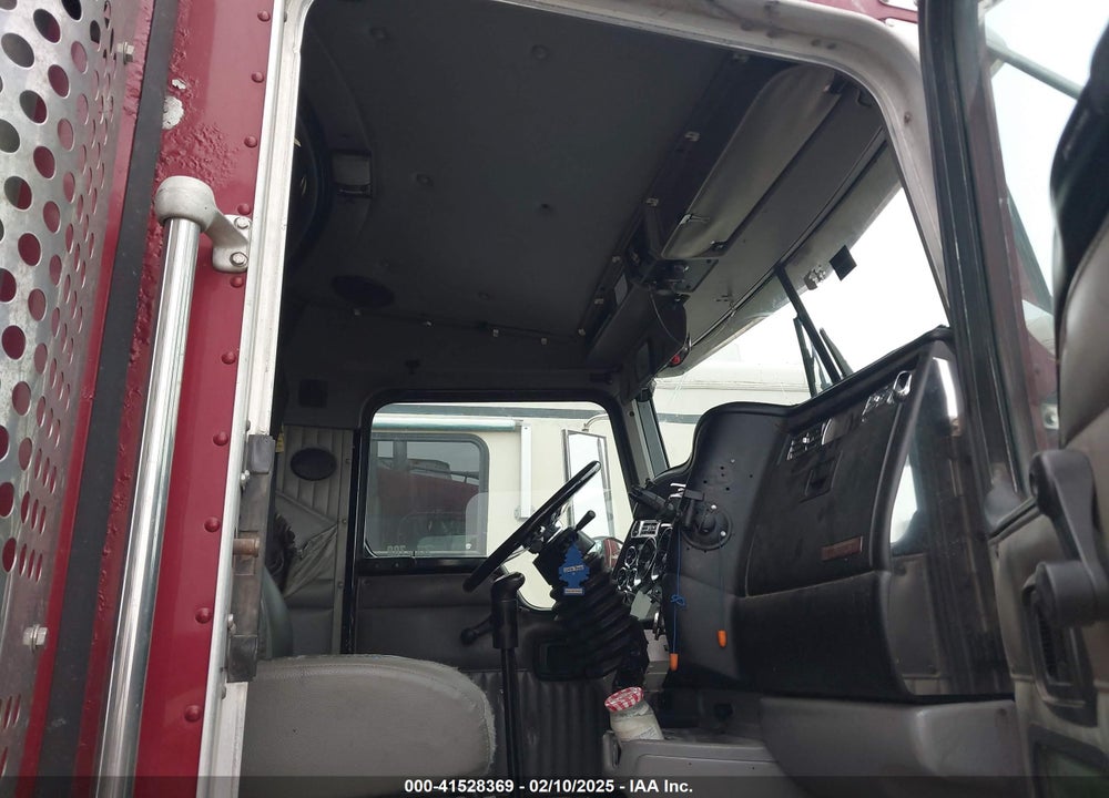2004 KENWORTH W900 W900 VIN: 1XKWDB9X84R061192