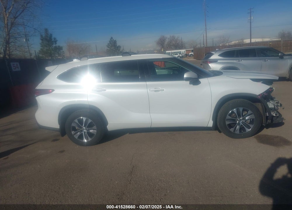 2022 TOYOTA HIGHLANDER XLE VIN: 5TDGZRAH9NS559287