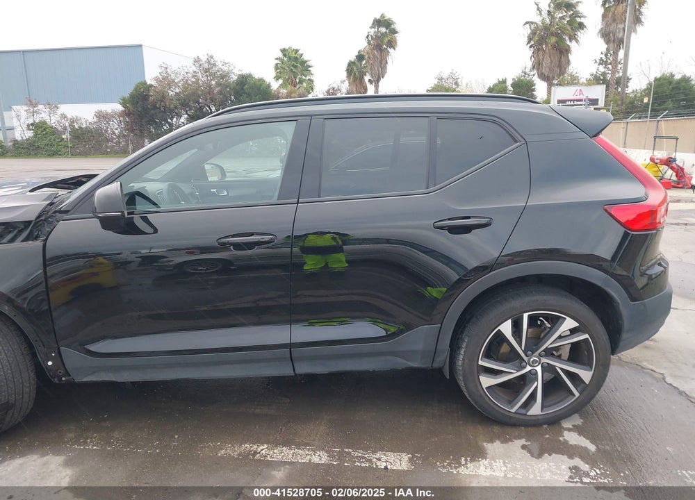 2022 VOLVO XC40 T5 R-DESIGN VIN: YV4162UM3N2644113