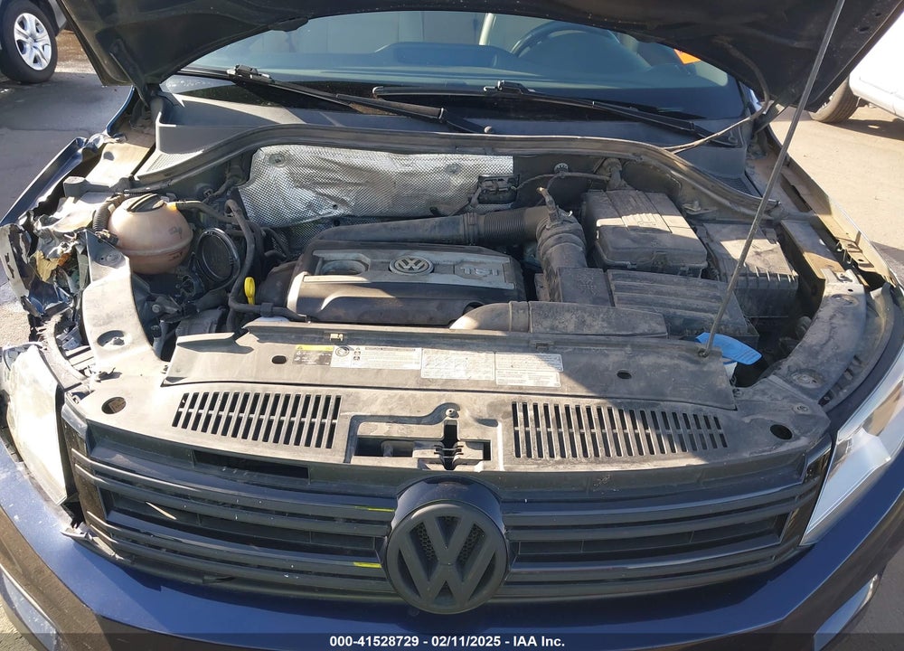 2016 VOLKSWAGEN TIGUAN VIN: WVGBV7AX2GW562483