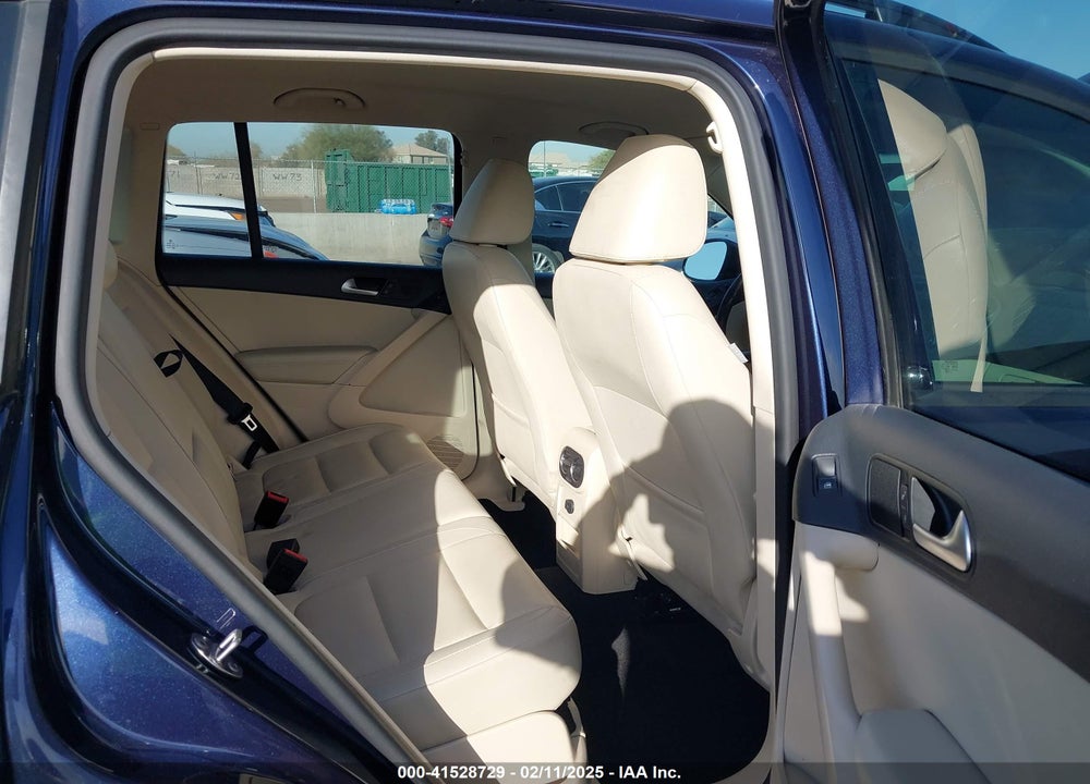 2016 VOLKSWAGEN TIGUAN VIN: WVGBV7AX2GW562483