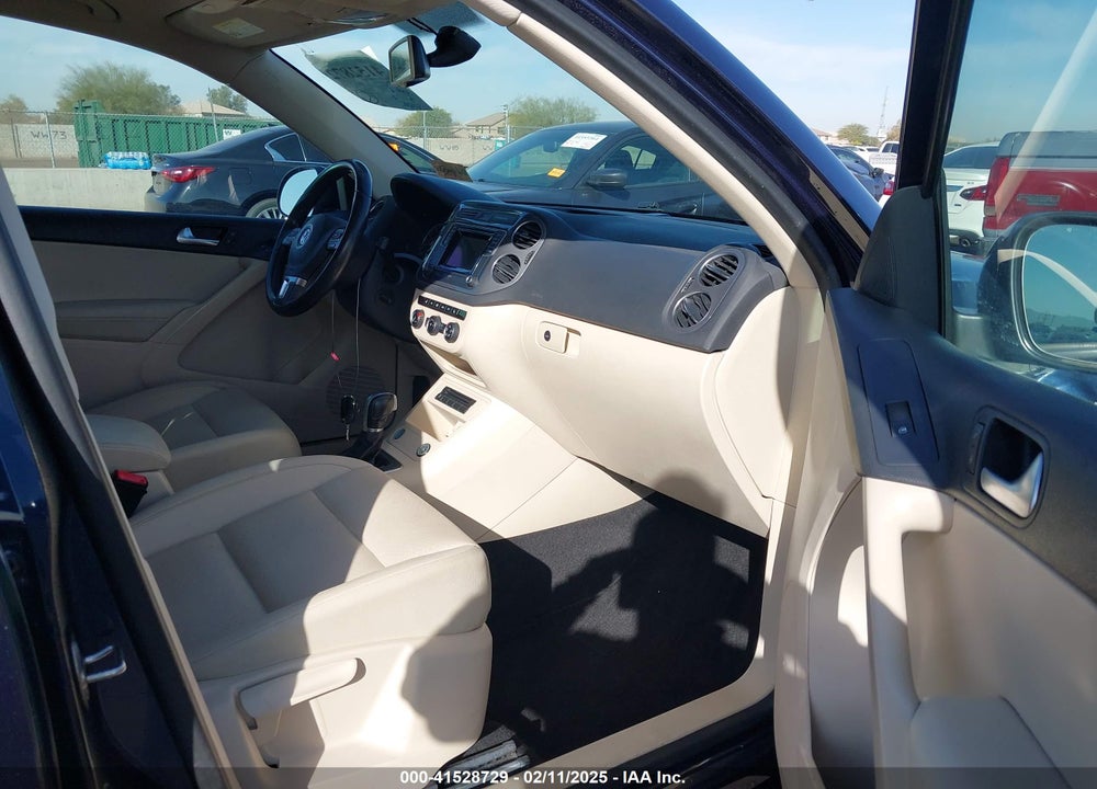 2016 VOLKSWAGEN TIGUAN VIN: WVGBV7AX2GW562483