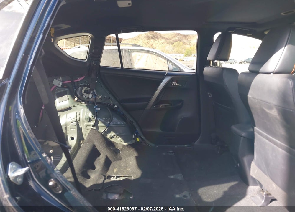 2018 TOYOTA RAV4 SE VIN: JTMNFREV7JJ738158