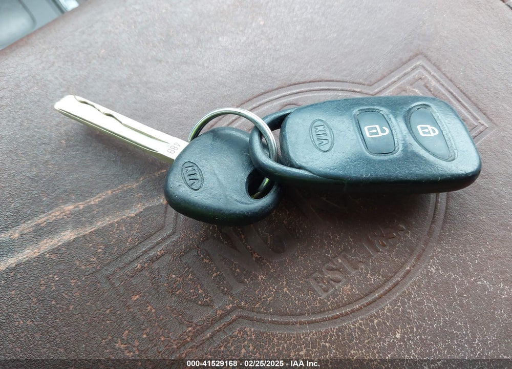 2011 KIA SORENTO LX VIN: 5XYKTCA17BG054448