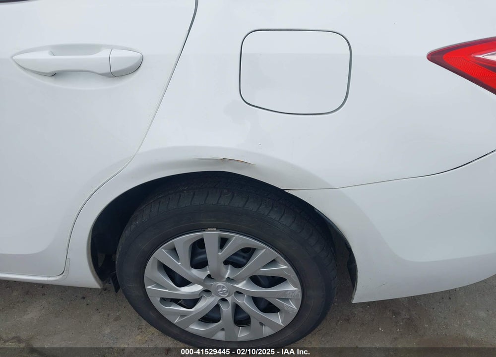2018 TOYOTA COROLLA LE VIN: 5YFBURHE2JP793214