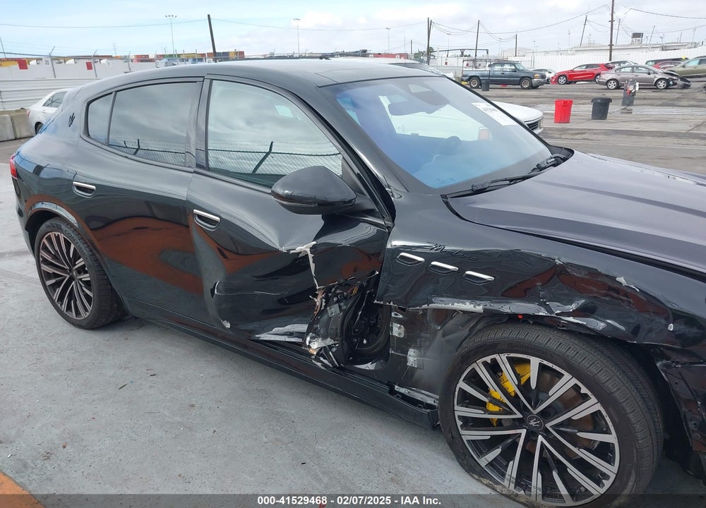 2023 MASERATI GRECALE VIN: ZN682AVM2P7410622