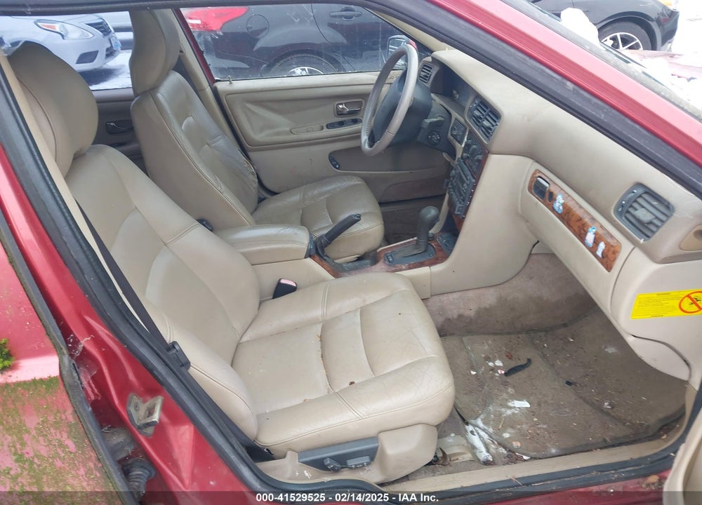 1998 VOLVO V70 VIN: YV1LW5642W2413760