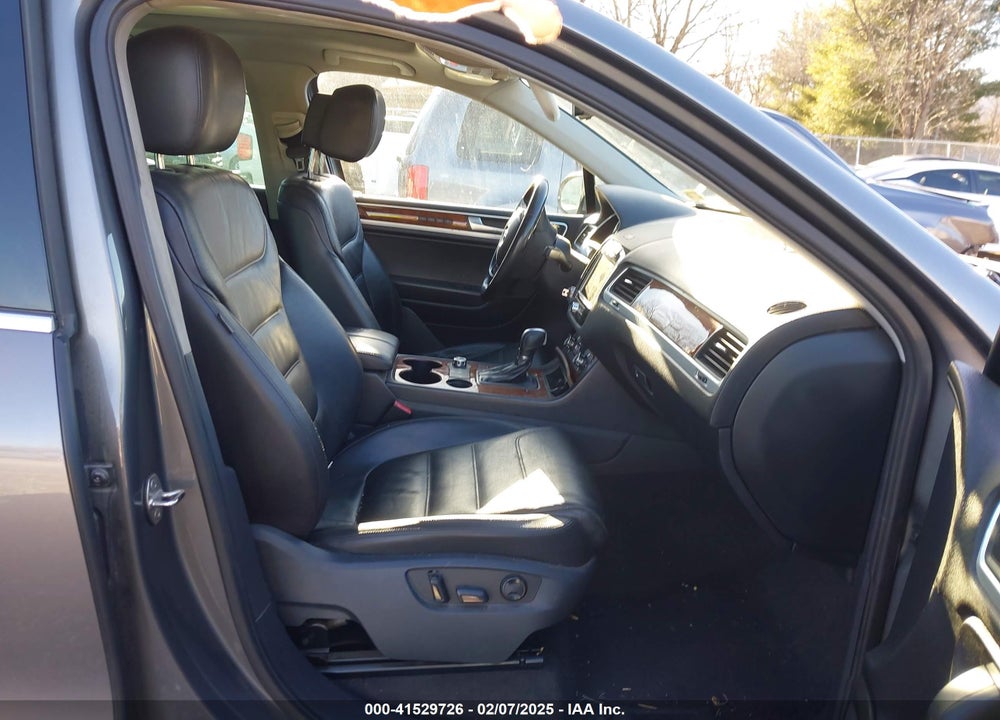 2013 VOLKSWAGEN TOUAREG VR6 LUX VIN: WVGEF9BP4DD007000