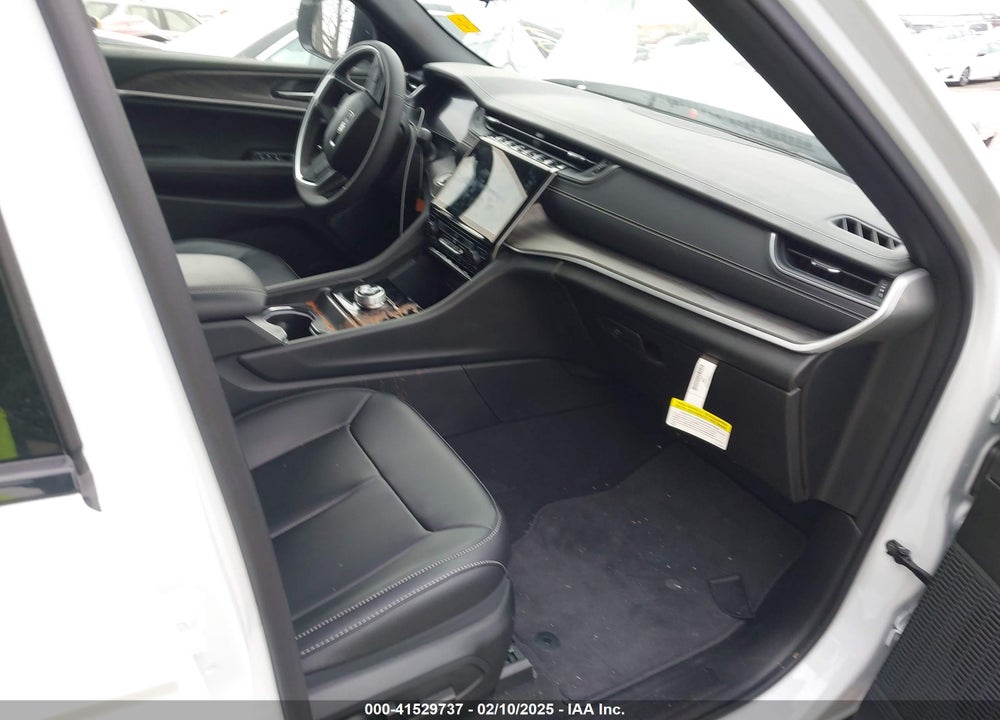 2024 JEEP GRAND CHEROKEE L VIN: 1C4RJJBGXR8525537