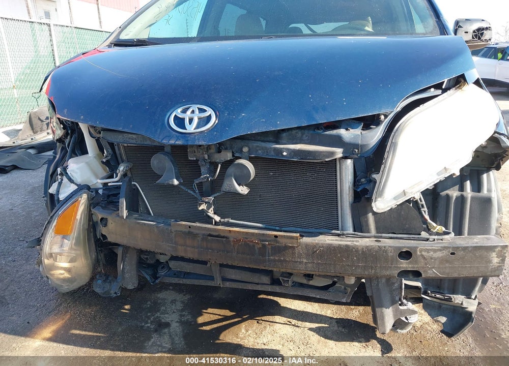 2011 TOYOTA SIENNA XLE V6 VIN: 5TDYK3DC4BS026104