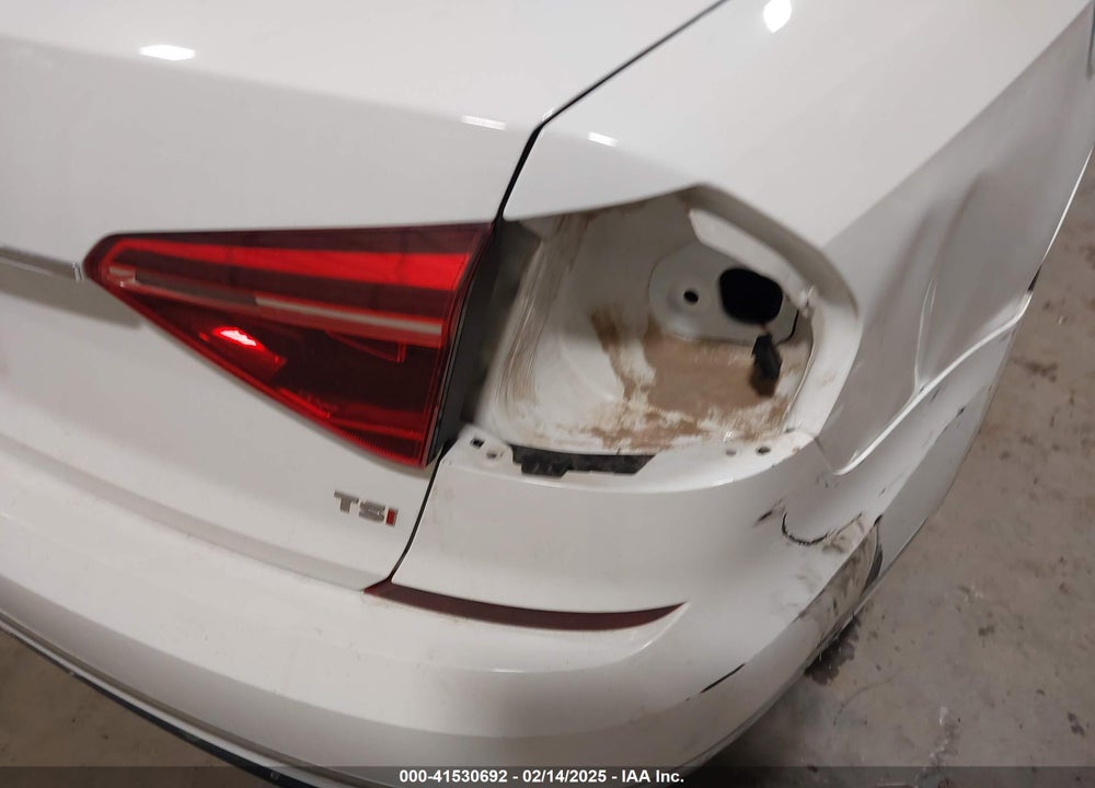 2017 VOLKSWAGEN PASSAT VIN: 1VWDT7A34HC001850