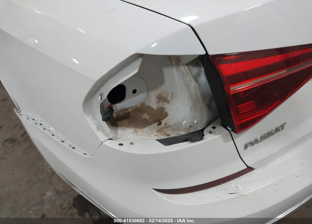 2017 VOLKSWAGEN PASSAT VIN: 1VWDT7A34HC001850