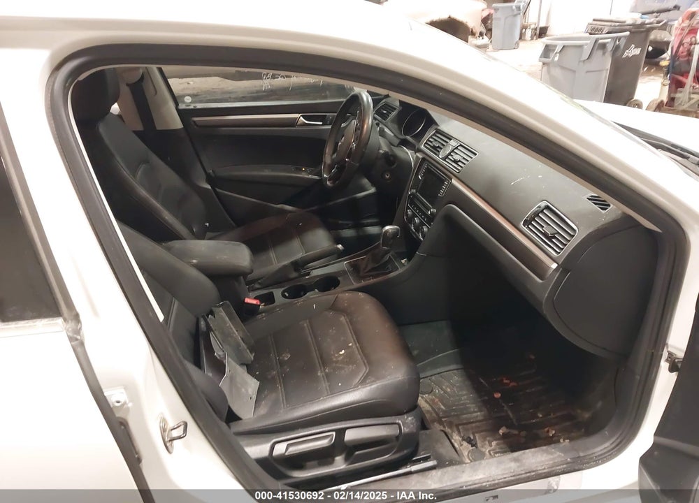 2017 VOLKSWAGEN PASSAT VIN: 1VWDT7A34HC001850