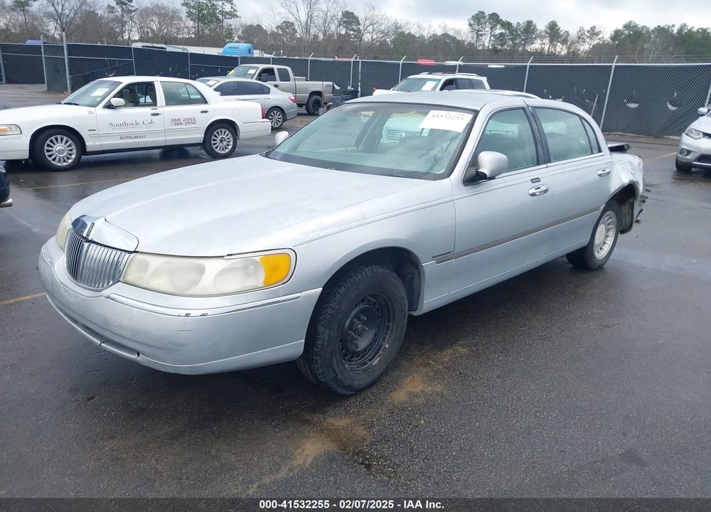 2000 LINCOLN TOWN CAR EXECUTIVE VIN: 1LNHM81W8YY856664