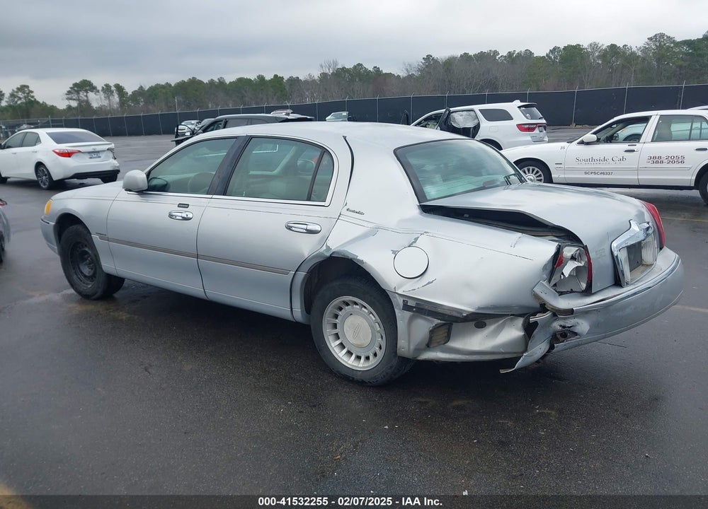 2000 LINCOLN TOWN CAR EXECUTIVE VIN: 1LNHM81W8YY856664