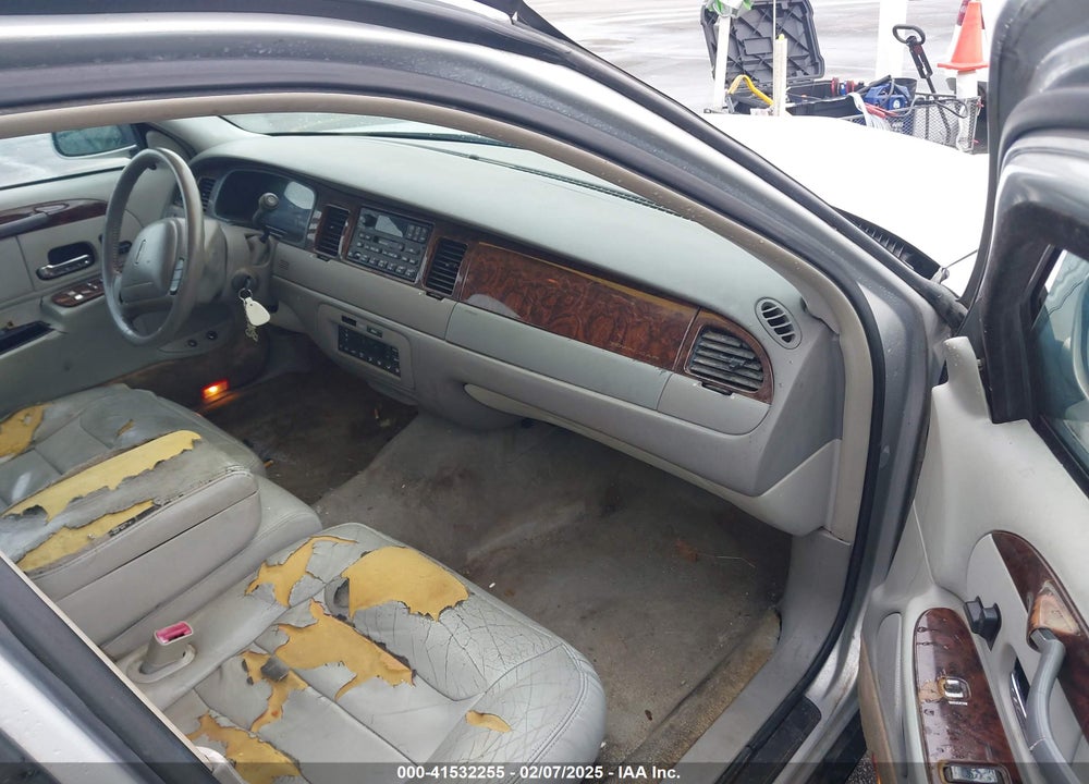 2000 LINCOLN TOWN CAR EXECUTIVE VIN: 1LNHM81W8YY856664