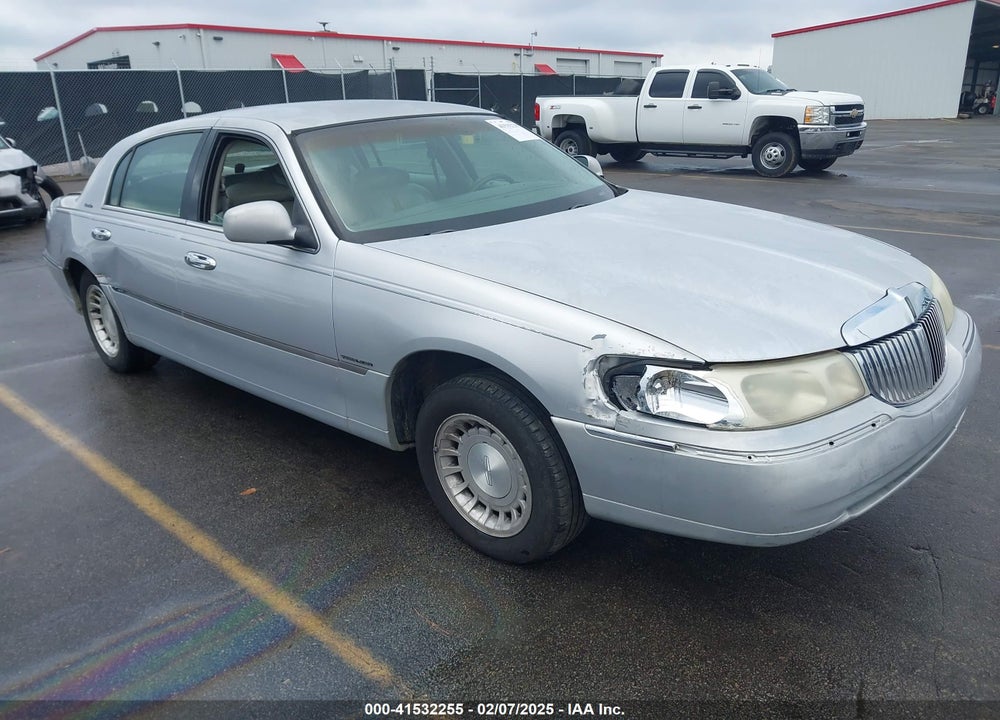 2000 LINCOLN TOWN CAR EXECUTIVE VIN: 1LNHM81W8YY856664