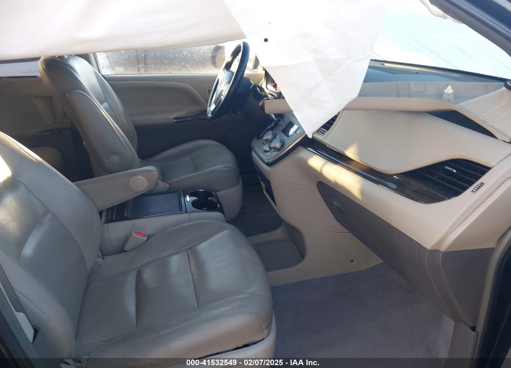 2015 TOYOTA SIENNA XLE 8 PASSENGER VIN: 5TDYK3DC4FS581978