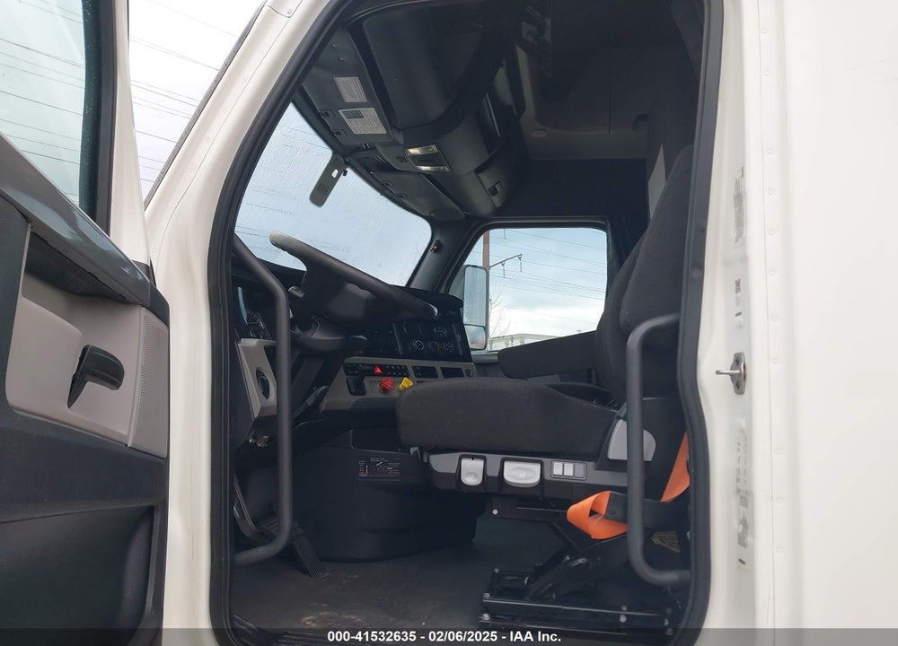 2020 FREIGHTLINER NEW CASCADIA 126 VIN: 3AKJHHDVXLSLV8823