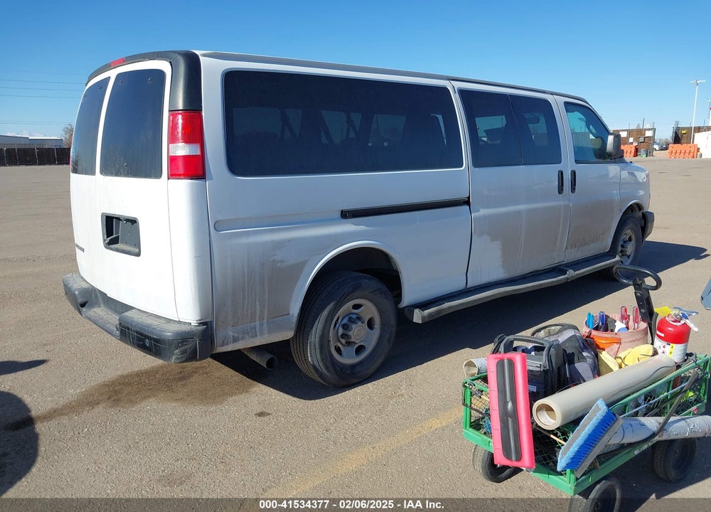 2022 CHEVROLET EXPRESS PASSENGER RWD 3500 EXTENDED WHEELBASE LS VIN: 1GAZGNF78N1235101
