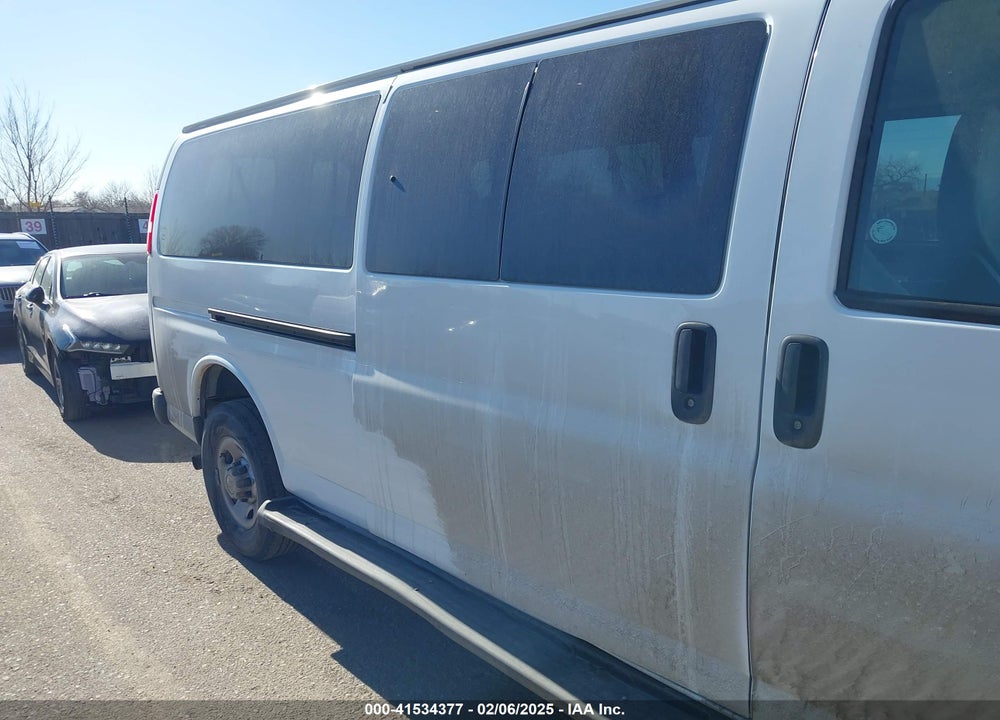 2022 CHEVROLET EXPRESS PASSENGER RWD 3500 EXTENDED WHEELBASE LS VIN: 1GAZGNF78N1235101