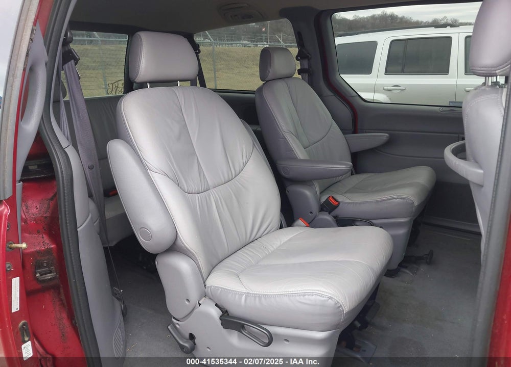 1998 CHRYSLER TOWN & COUNTRY LXI VIN: 1C4GP64L8WB589426