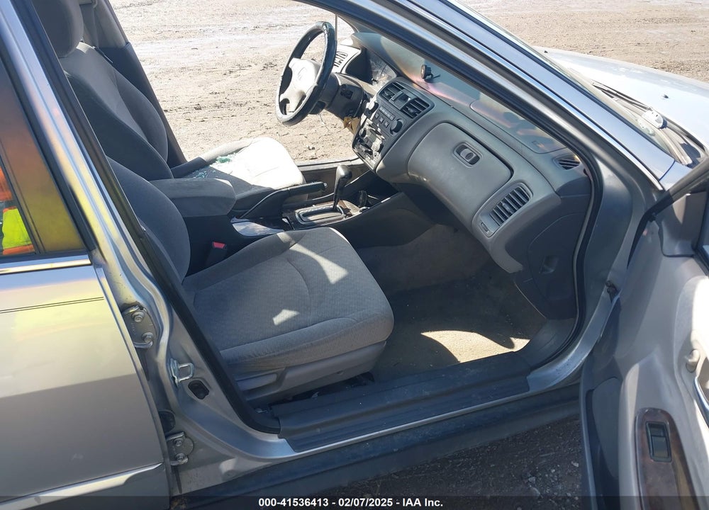2002 HONDA ACCORD 2.3 EX/2.3 SE VIN: 1HGCG66882A096564