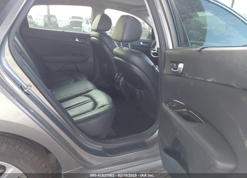 2016 KIA OPTIMA VIN: 5XXGU4L3XGG111809