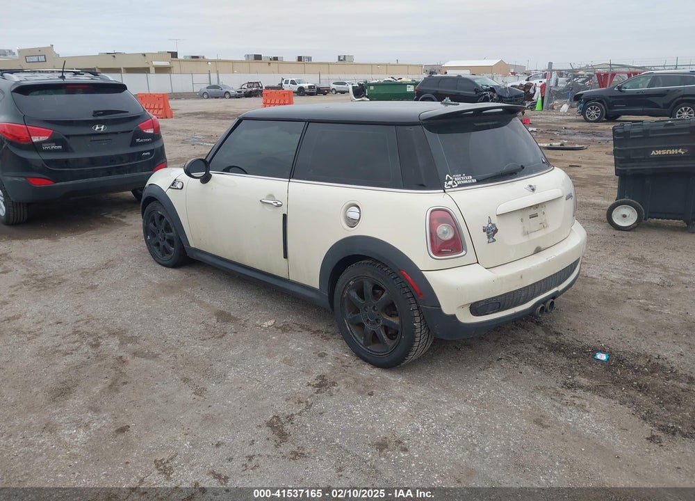 2009 MINI COOPER S VIN: WMWMF73539TT94151