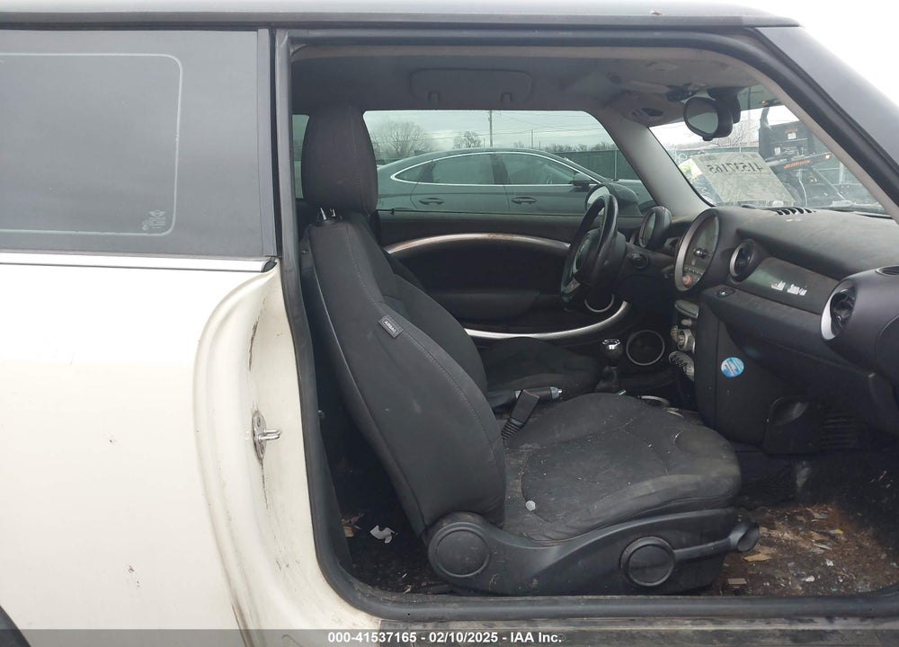 2009 MINI COOPER S VIN: WMWMF73539TT94151