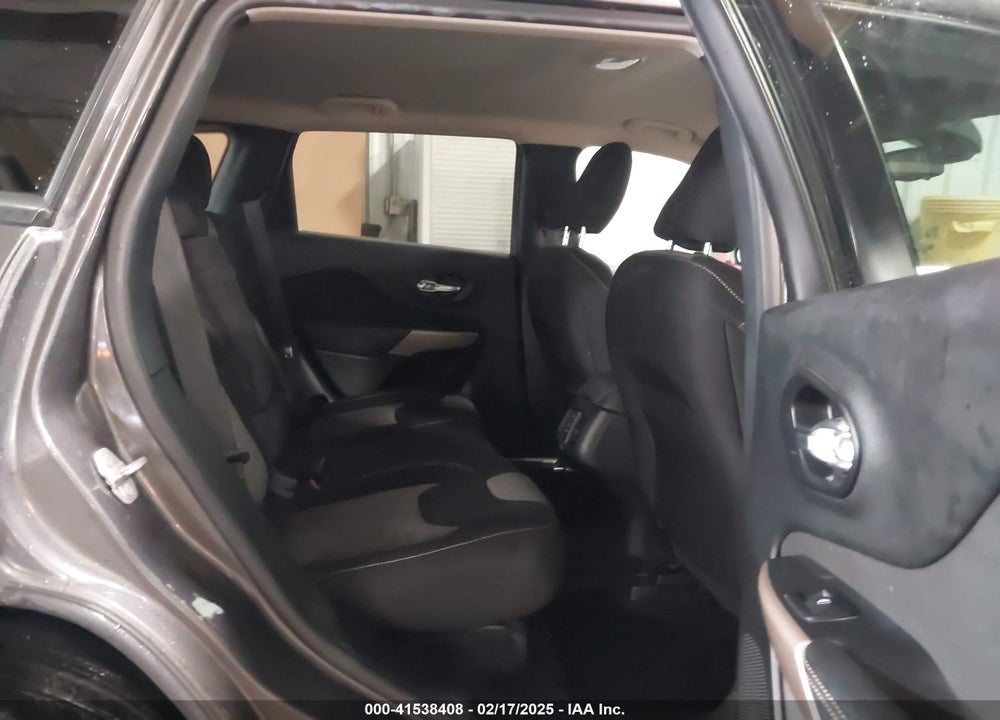 2018 JEEP CHEROKEE LATITUDE 4X4 VIN: 1C4PJMCX8JD583004