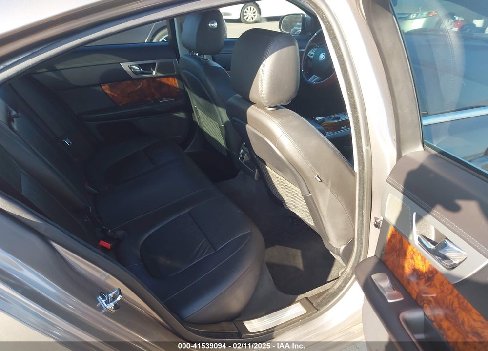 2011 JAGUAR XF VIN: SAJWA0FB4BLR98754