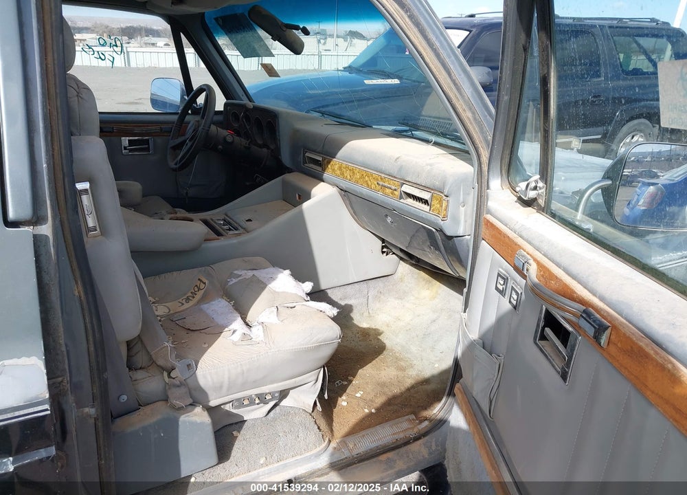 1990 CHEVROLET SUBURBAN V1500 VIN: 1GNEV16K1LF136023