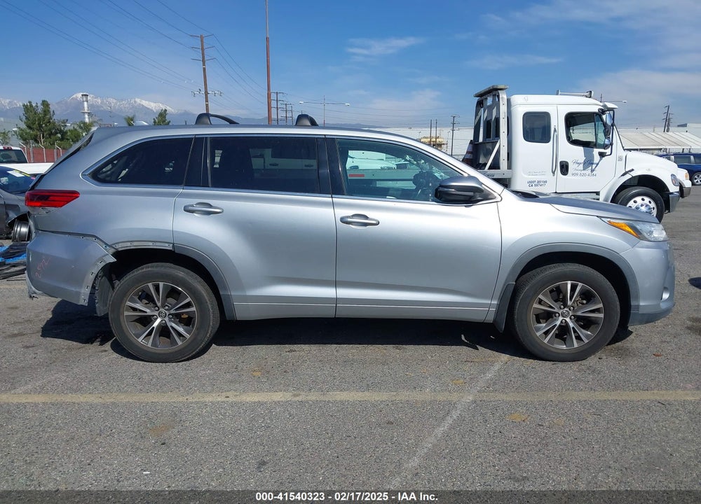 2018 TOYOTA HIGHLANDER LE PLUS VIN: 5TDBZRFH2JS838268