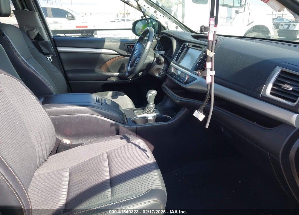 2018 TOYOTA HIGHLANDER LE PLUS VIN: 5TDBZRFH2JS838268