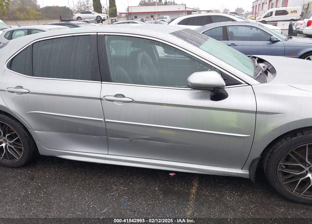 2018 TOYOTA CAMRY SE VIN: 4T1B11HK4JU657553